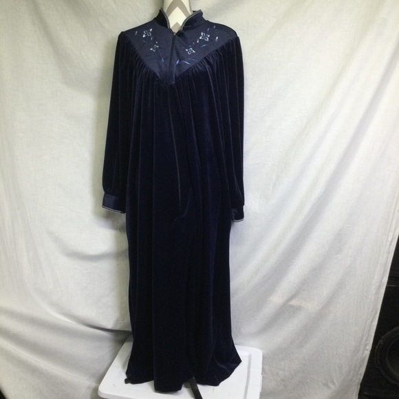 Amanda Stewart Dresses & Skirts - Amanda Stewart Intimates Navy Blue Embroidered Velour 1/2 Zip Long Robe SzL